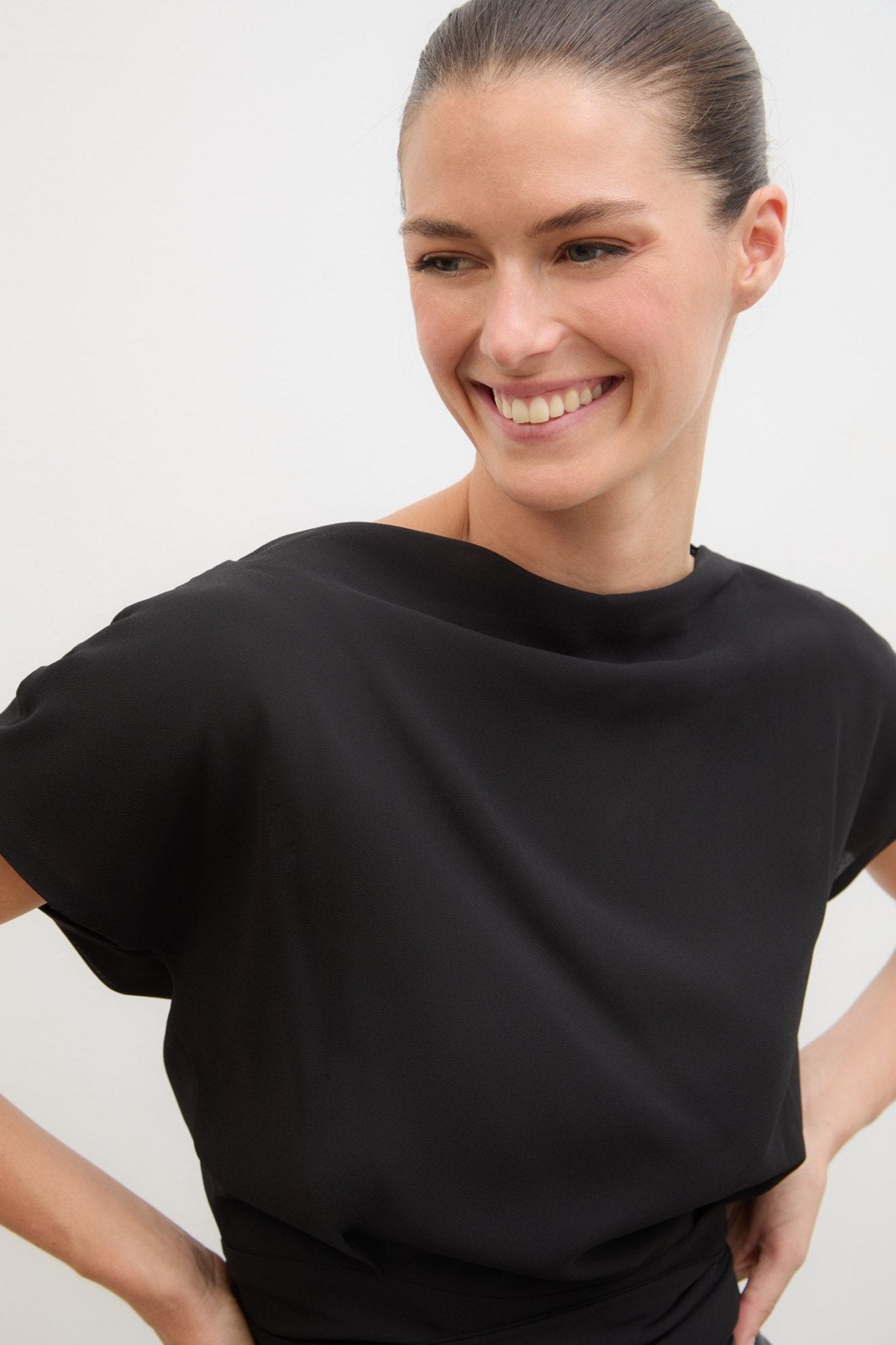 Blusa MITTE Black - BIMANI