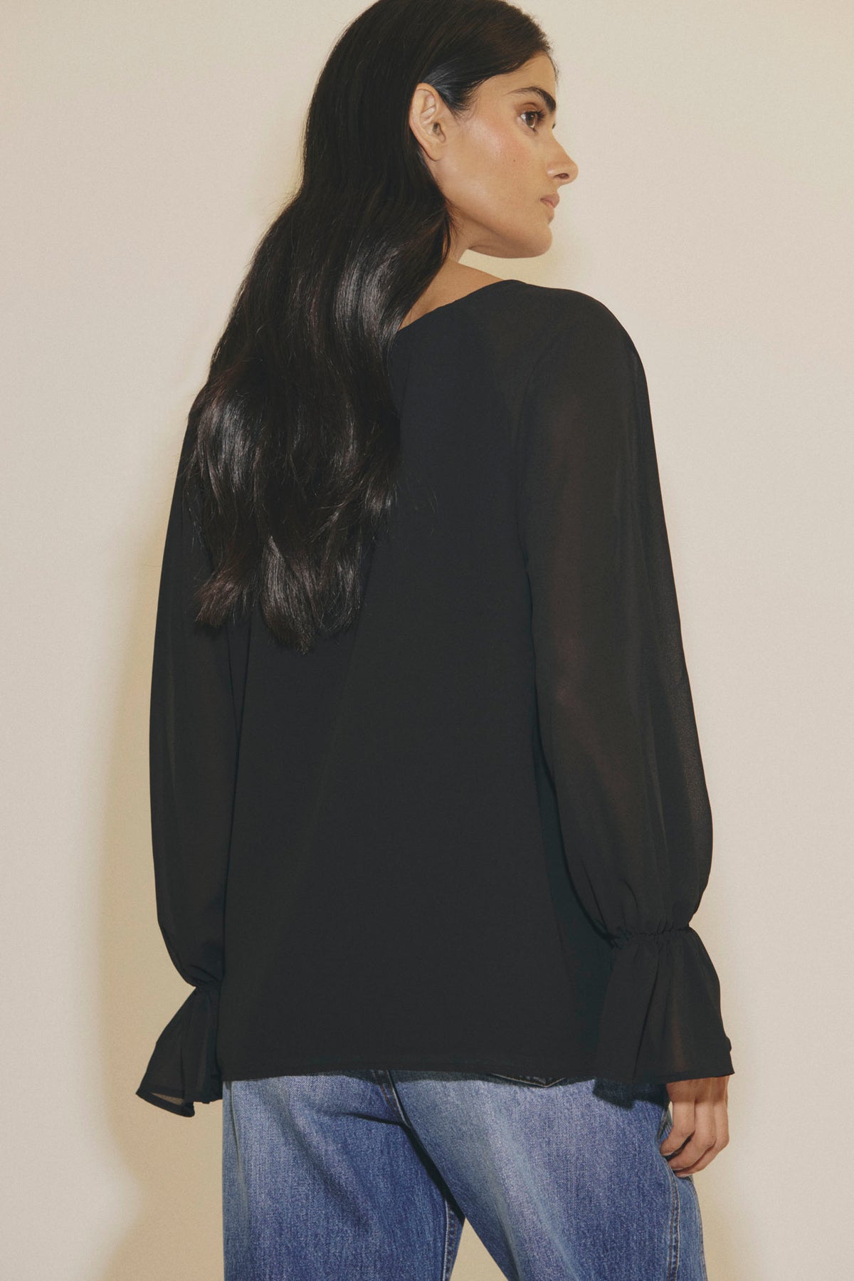 ARUNA Magnetic Black Blouse